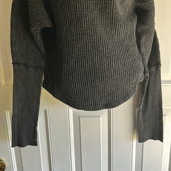 FREE PEOPLE THERMAL WAFFLES OFF THE SHOULDER LONG SLEEVE BLACK TOP SIZE S/M - Picture 2 of 12